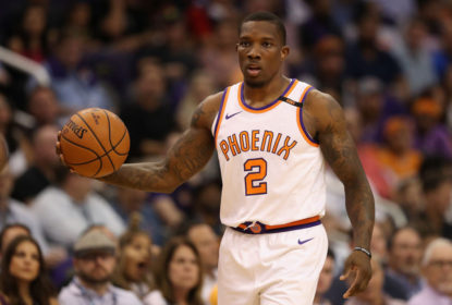 PHOENIX, AZ - OCTOBER 18: Eric Bledsoe #2 of the Phoenix Suns handles the ball during the first half of the NBA game ao at Talking Stick Resort Arena on October 18, 2017 in Phoenix, Arizona