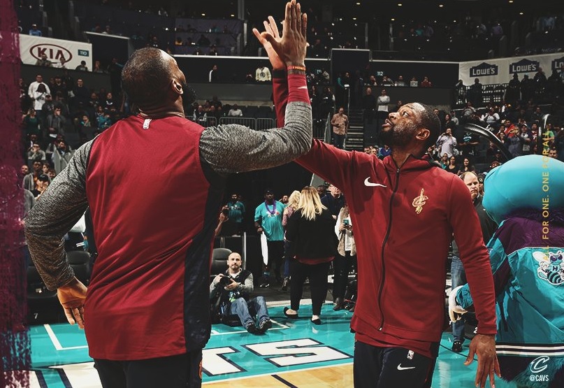 LeBron James e Dwyane Wade se cumprimentam em jogo dos Cavaliers