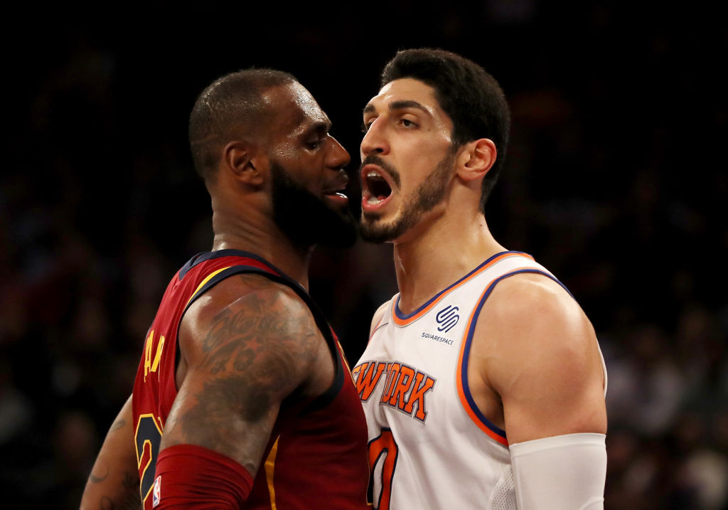 LeBron James e Enes Kanter se estranham em jogo entre Cavaliers e Knicks