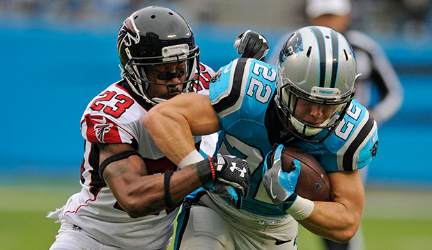 Christian McCaffrey conquista jardas terrestres durante vitória do Carolina Panthers contra o Atlanta Falcons na Semana 9 da NFL.