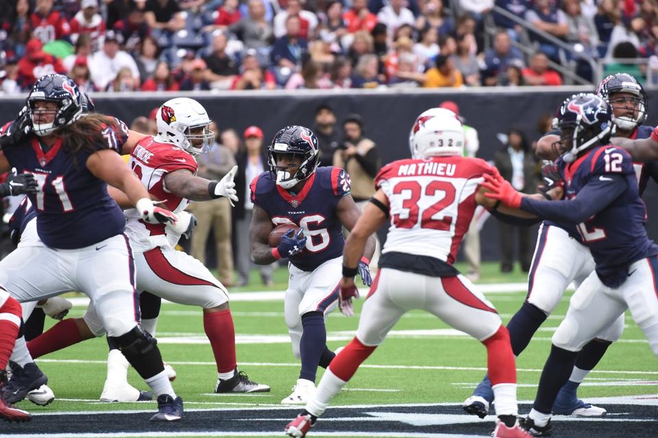 Lamar Miller (26) corre com a bola durante vitória do Houston Texans contra o Arizona Cardinals na Semana 11 da NFL.