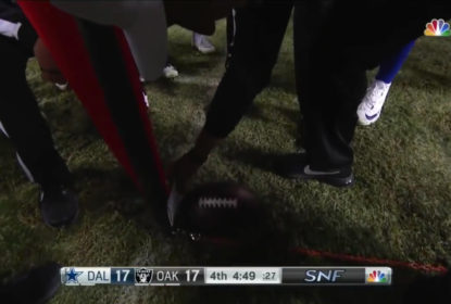 Árbitro Gene Steratore usa ficha de papel para determinar first down em vitória do Dallas Cowboys sobre Oakland Raiders