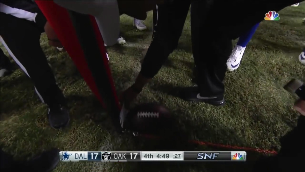 Árbitro Gene Steratore usa ficha de papel para determinar first down em vitória do Dallas Cowboys sobre Oakland Raiders