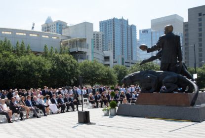 Estátua de Jerry Richardson, dono/fundador do Carolina Panthers