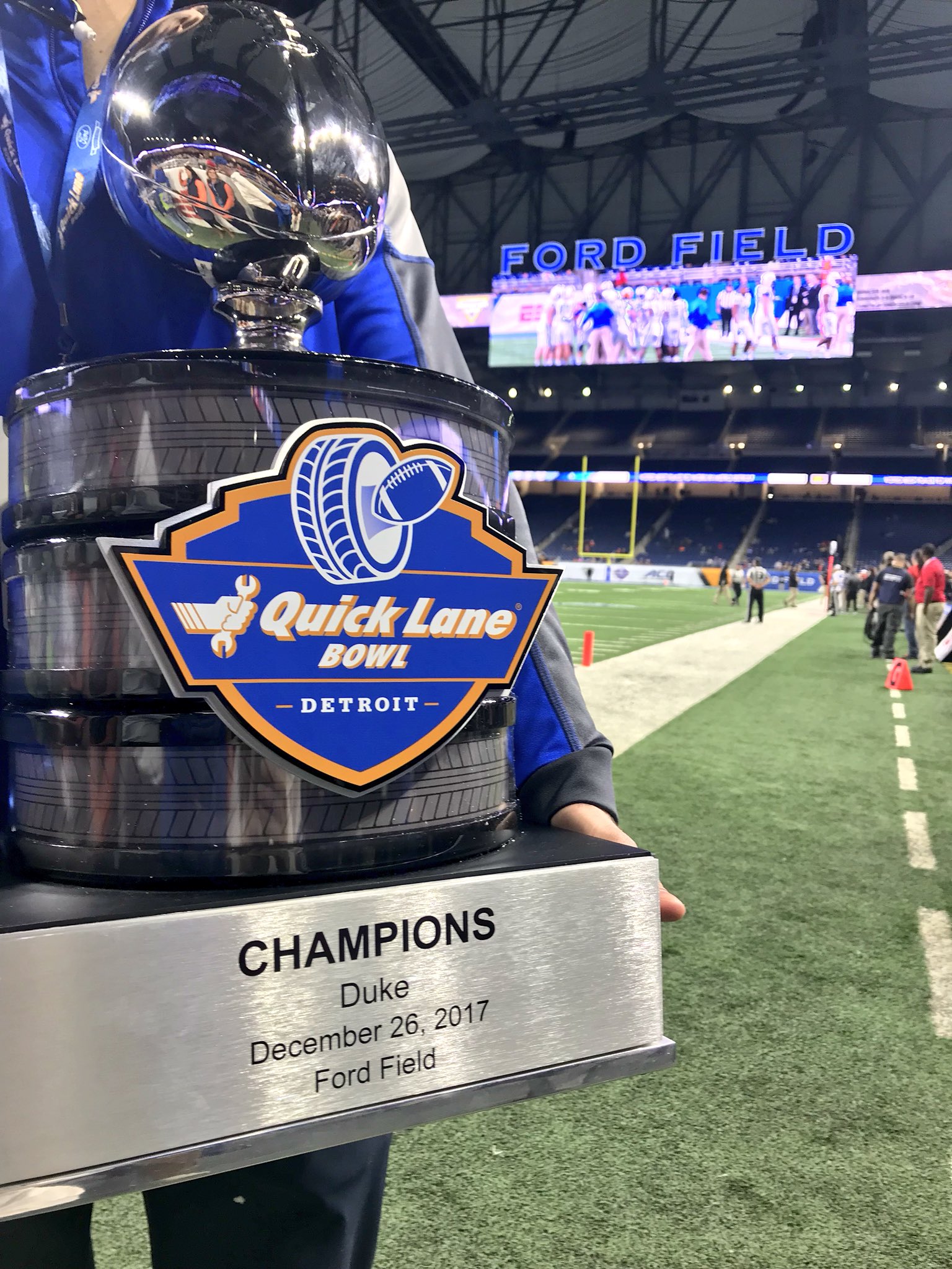 Troféu do Quick Lane Bowl, com Duke campeã de 2017