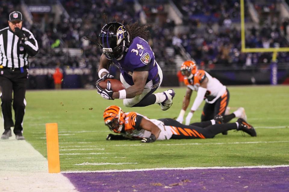 Alex Collins marca touchdown na vitória de Baltimore Ravens contra Cincinnati Bengals na Semana 17 da NFL.