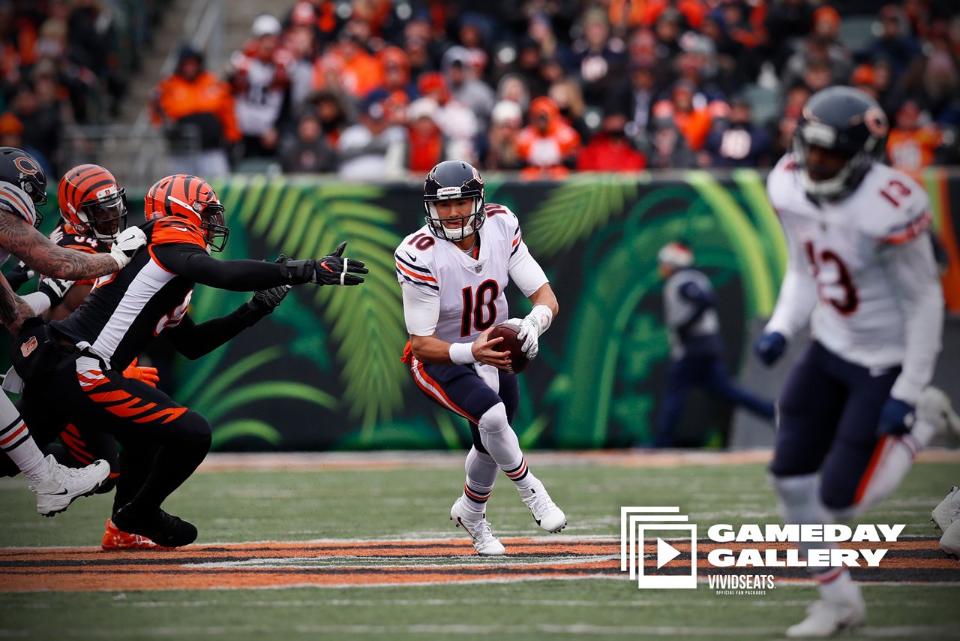 Quarterback Mitchell Trubisky corre com a bola na vitória do Chicago Bears sobre Cincinnati Bengals na Semana 14 da NFL.