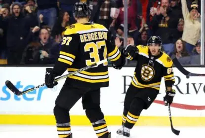 Patrice Bergeron brilha no TD Garden e Bruins goleiam Hurricanes