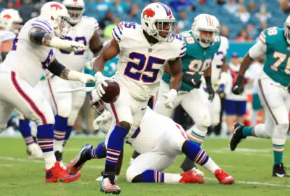 MIAMI GARDENS, FL - DECEMBER 31: LeSean McCoy #25 of the Buffalo Bills rushes during the second quarter against the Miami Dolphins at Hard Rock Stadium on December 31, 2017 in Miami Gardens, Florida.