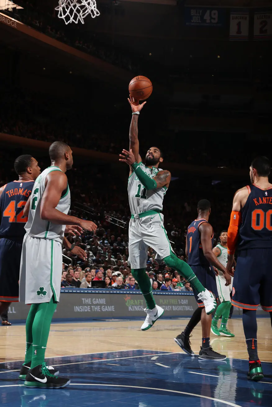 Kyrie Irving flerta com triplo-duplo e Celtics vencem Knicks no Garden