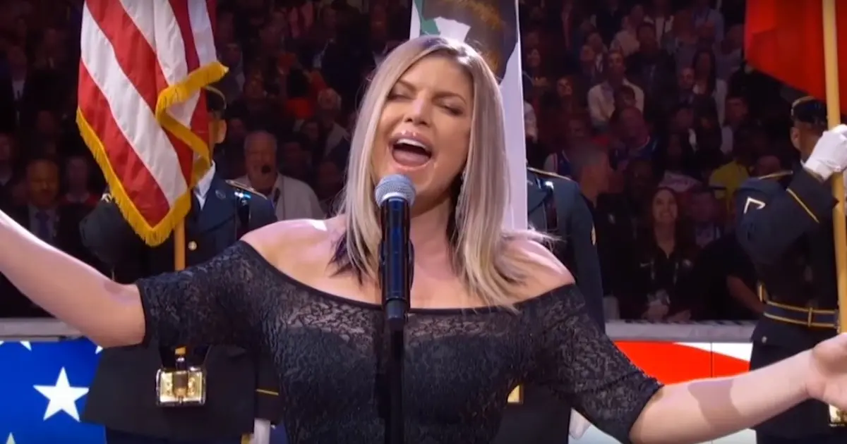 Fergie é duramente criticada por performance do hino americano no All-Star Game