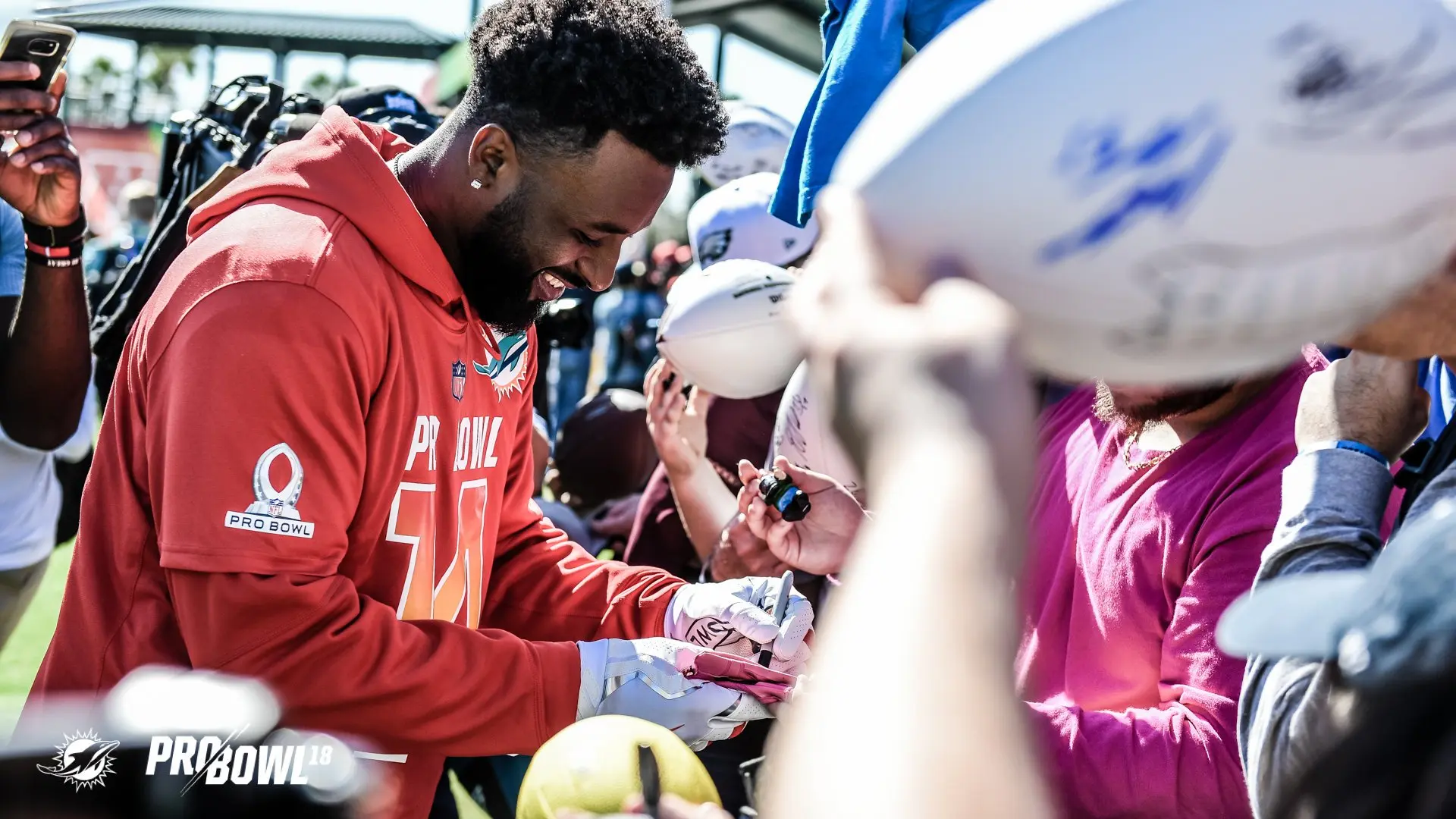Jarvis Landry, wide receiver do Miami Dolphins, distribui autógrafos durante o Pro Bowl