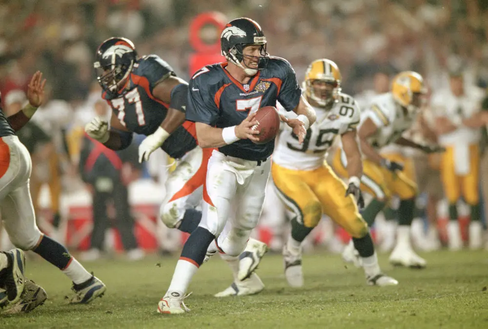 SAN DIEGO, CA - JANUARY 25: John Elway #7 of the Denver Broncos turns to hand the ball off to a running back against the Green Bay Packers during Super Bowl XXXII on January 25, 1998 at Qualcomm Stadium in San Diego, California. The Broncos won the Super Bowl 31-24