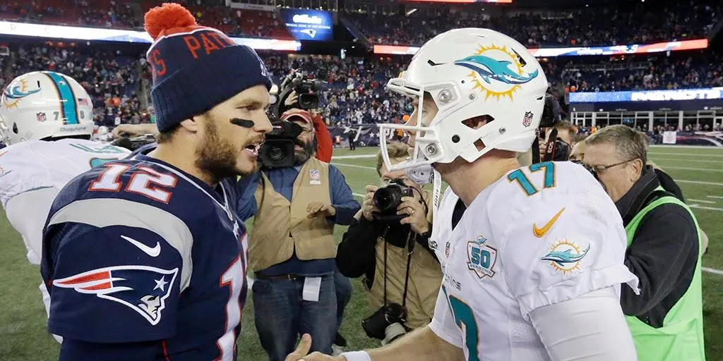 Tom Bradye Ryan Tannehill em jogo entre Miami Dolphins e New England Patriots