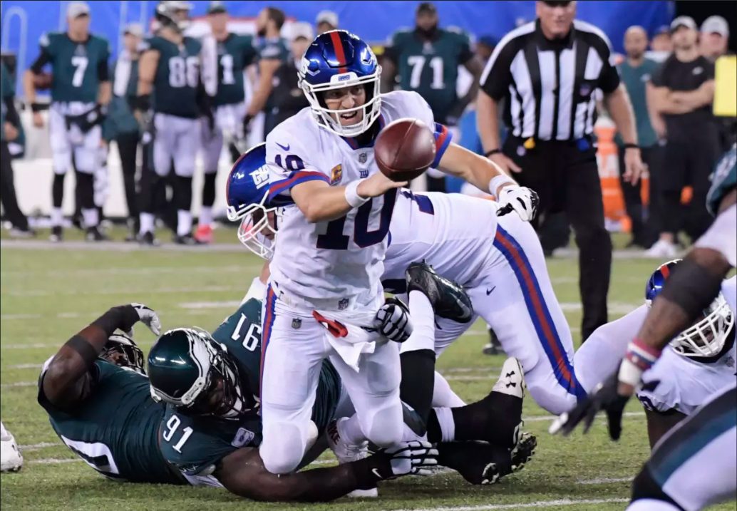 Eli Manning foi sacado quatro vezes em 27 tentativas da defesa dos Eagles na derrota dos Giants na Semana 6 da NFL 2018.