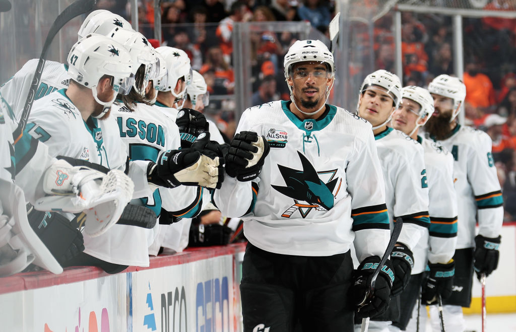 PHILADELPHIA, PA - OCTOBER 09: Evander Kane #9 of the San Jose Sharks celebrates his first period power-play goal against the Philadelphia Flyers with his teammates on the bench on October 9, 2018 at the Wells Fargo Center in Philadelphia, Pennsylvania