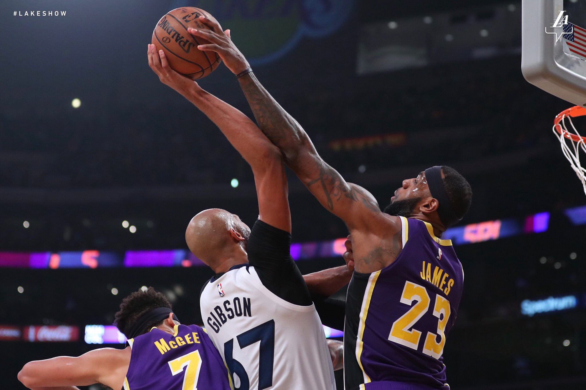 Lakers vencem os Wolves em grande partida de LeBron James