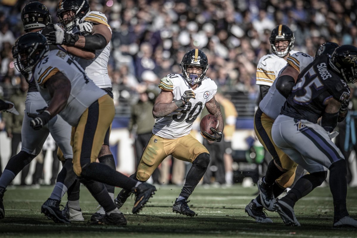 Running back do Pittsburgh Steelers James Conner durante partida contra o Baltimore Ravens válida pela semana 9 da NFL 2018