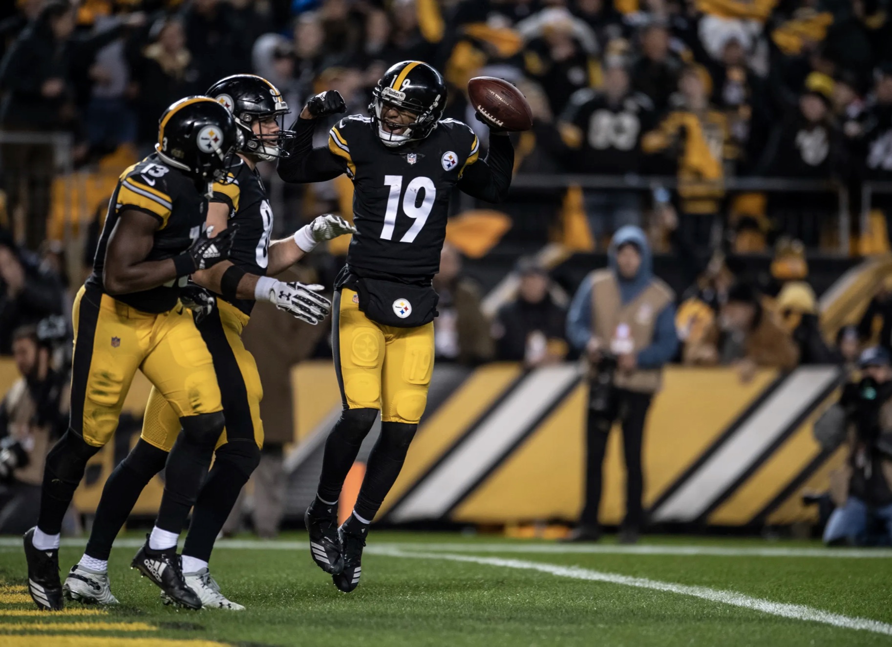 Pittsburgh Steelers garante vitória contra Cincinnati Bengals na Semana 17 da NFL 2018.