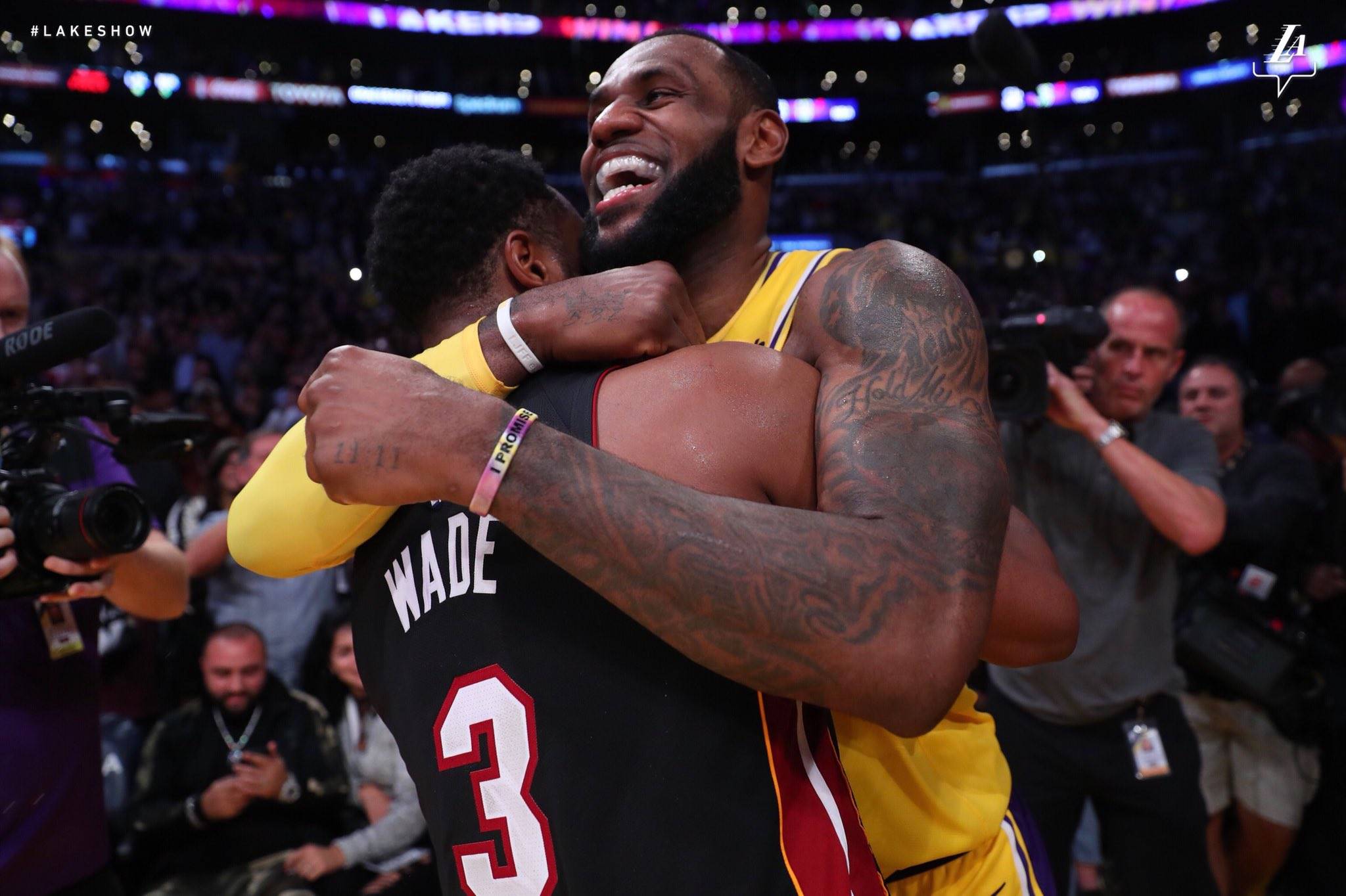 Em último duelo entre LeBron James e Dwyane Wade, Lakers vencem Heat