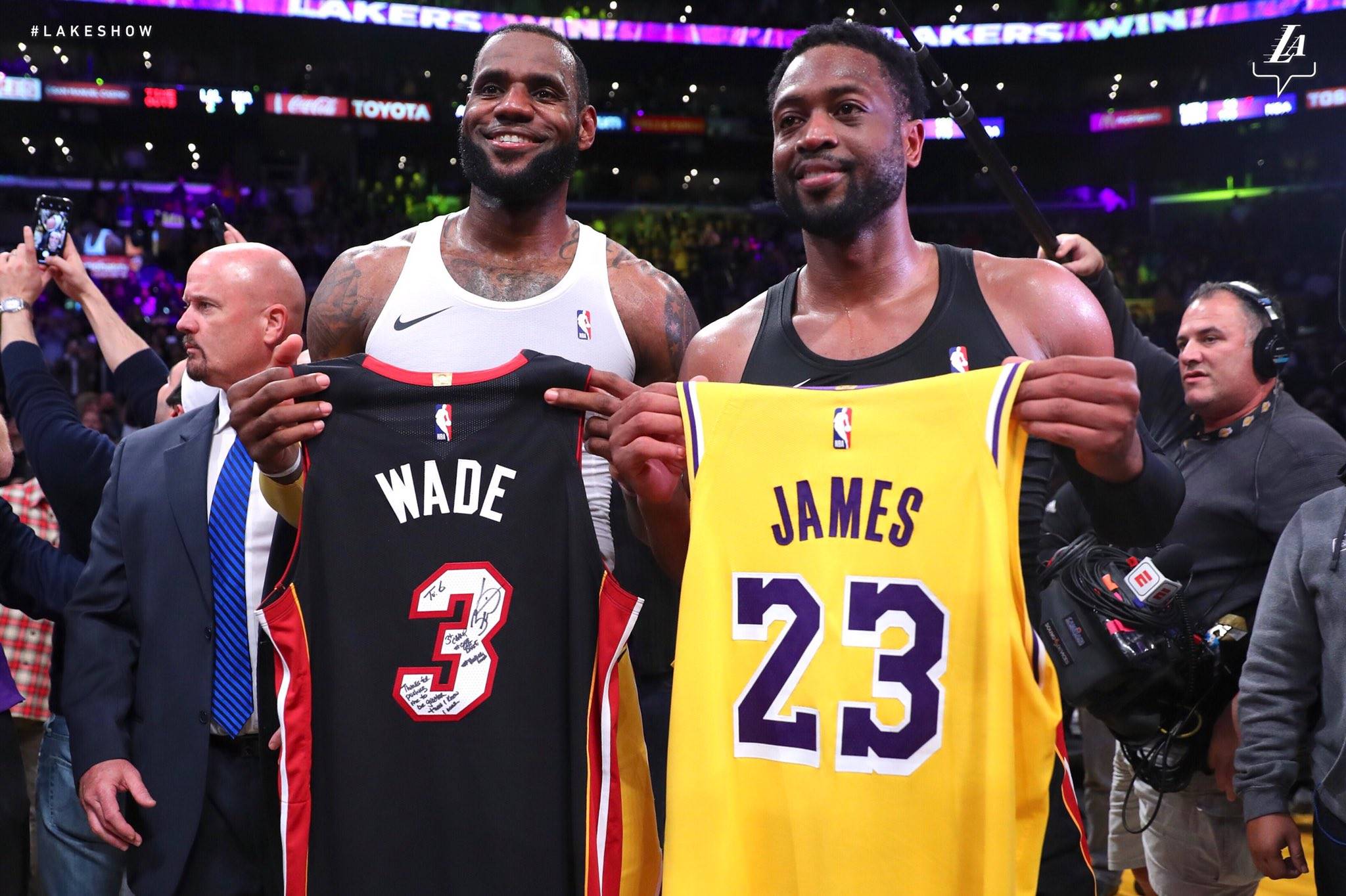 Em último duelo entre LeBron James e Dwyane Wade, Lakers vencem Heat