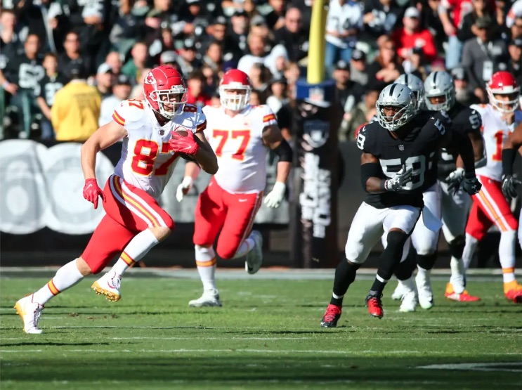 Os Chiefs venceram o rival de divisão Raiders, fora de casa, na Semana 13 da NFL 2018, para conquistar sua 10ª vitória na temporada.