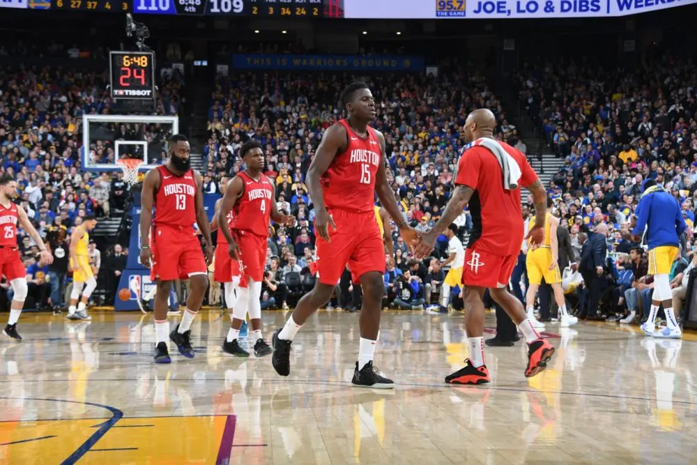 Em um dos jogos mais emocionantes do ano, Rockets vencem os Warriors fora de casa