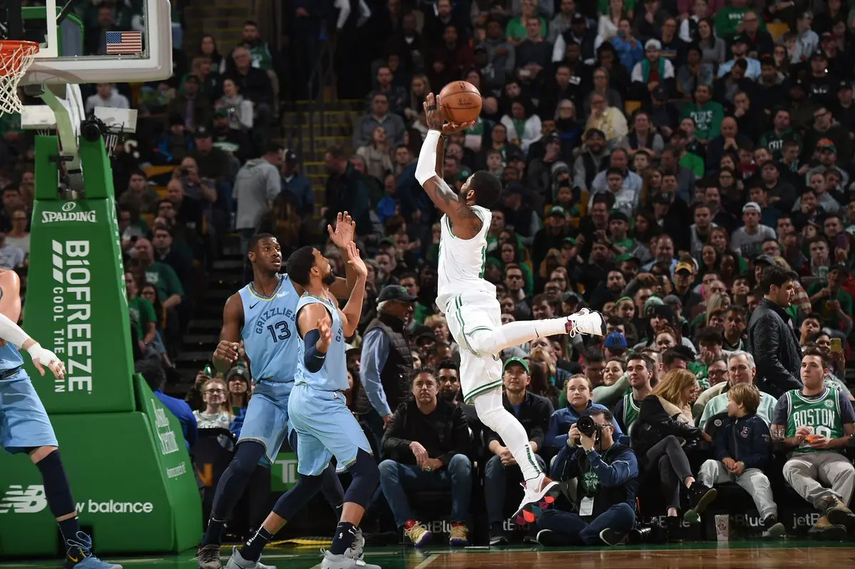 Irving flerta com triplo-duplo, decide no final e Celtics vencem Grizzlies
