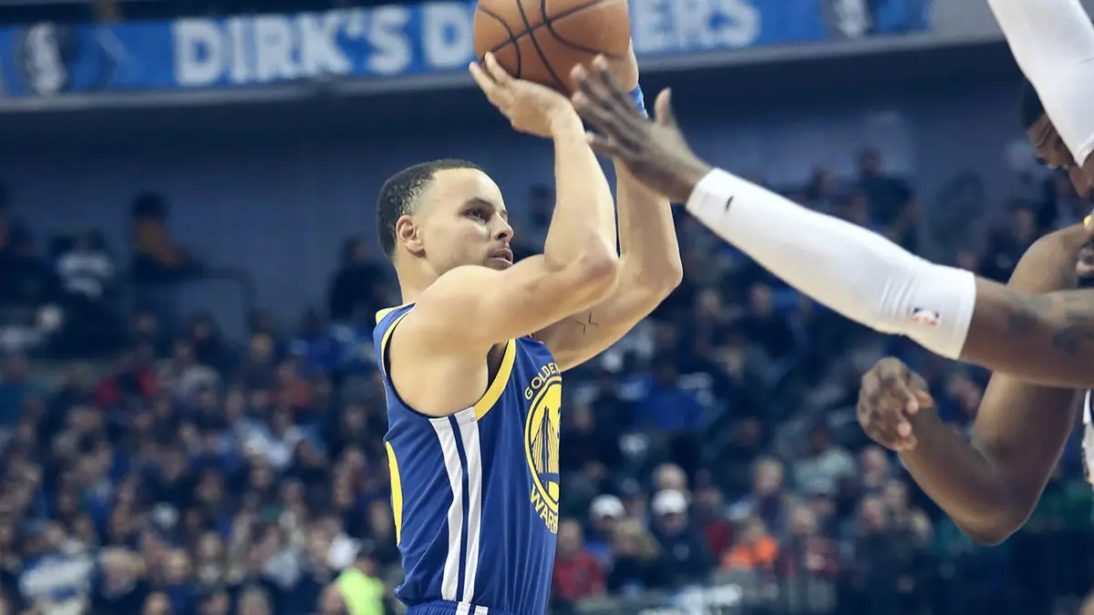 Com 48 pontos e 11 bolas de três, Curry decide e Warriors vencem Mavericks no Texas