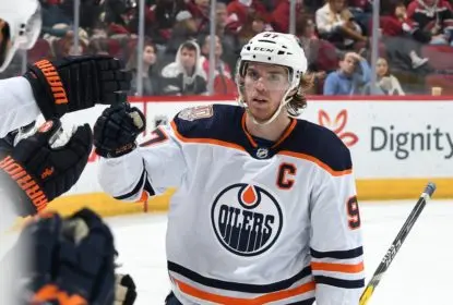 Capitão dos Oilers, Connor McDavid desconversa sobre lesão no joelho - The Playoffs