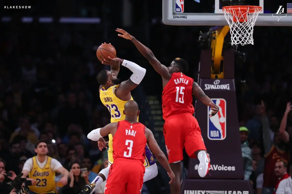 Lakers vencem os Rockets de virada em grande atuação de LeBron James