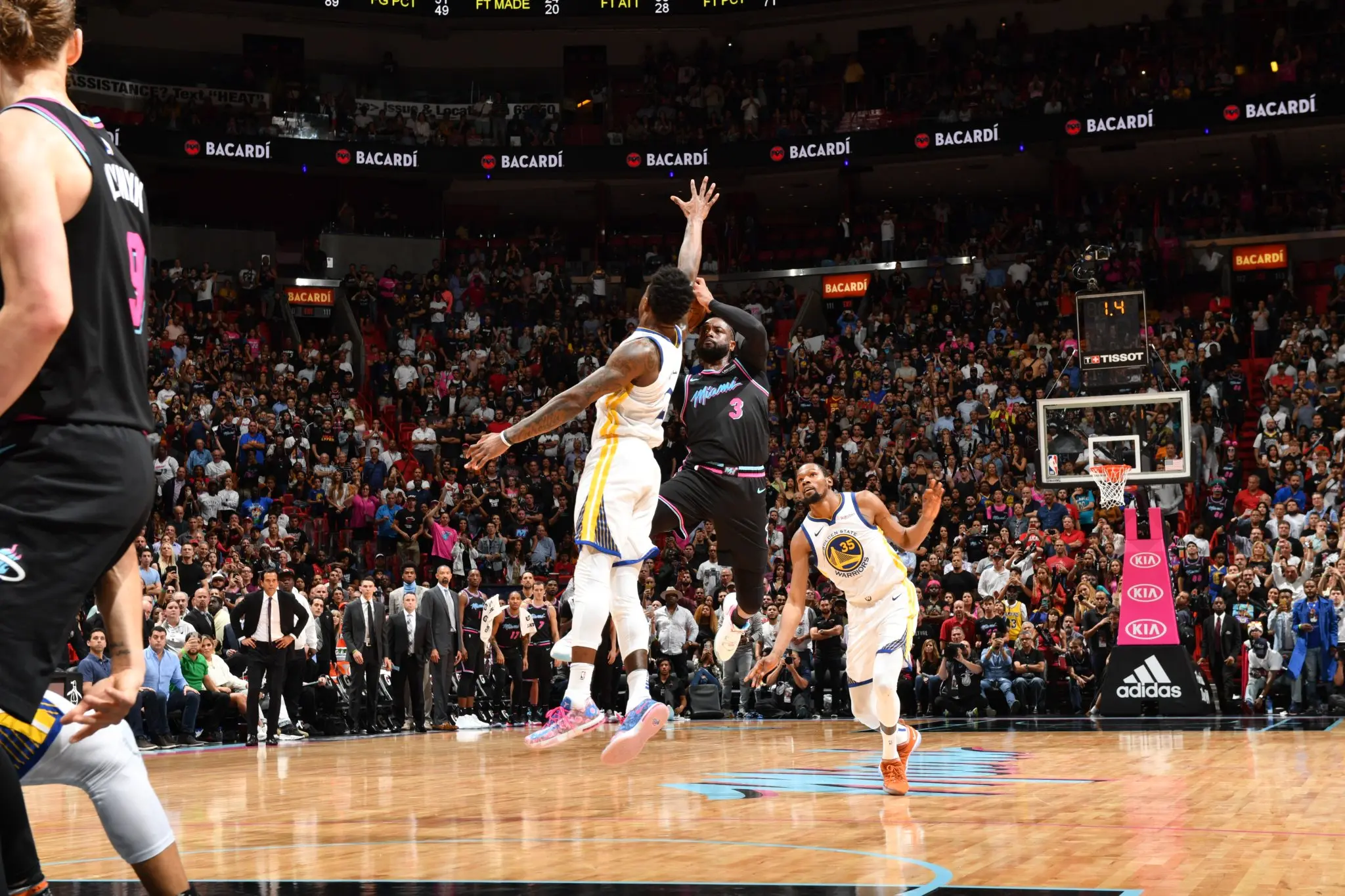 Com cesta decisiva de Dwyane Wade, Heat vence os Warriors