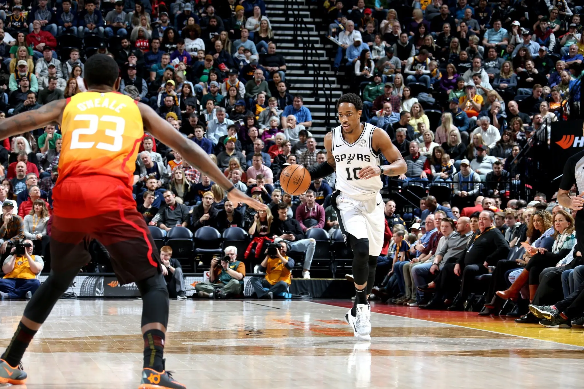 Com 39 minutos na liderança, Jazz dominam Spurs em casa