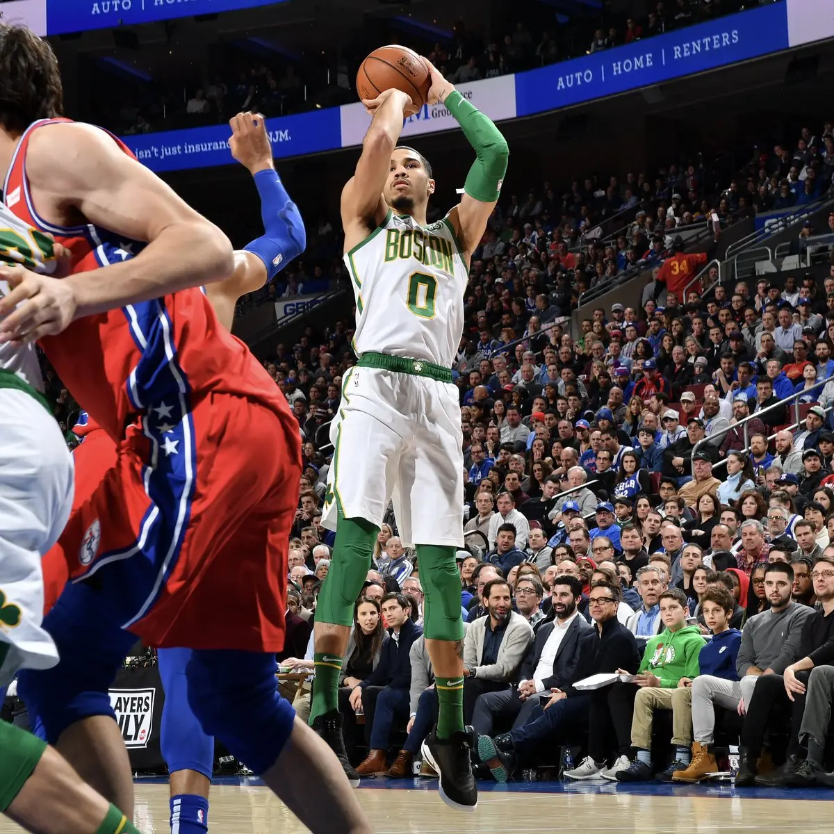 Boston Celtics se agiganta e derrota o reforçado Philadelphia 76ers fora de casa