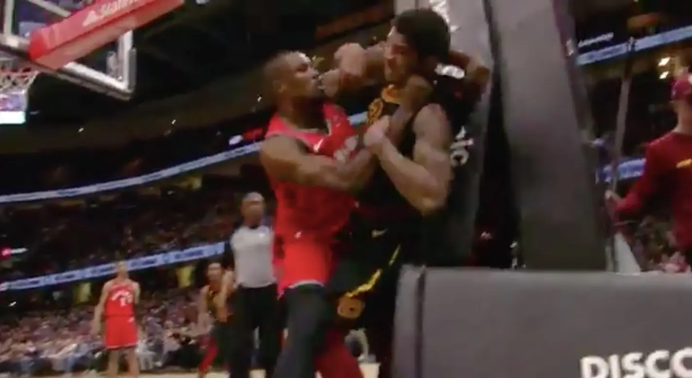 Ibaka e Chriss brigam durante Raptors e Cavaliers