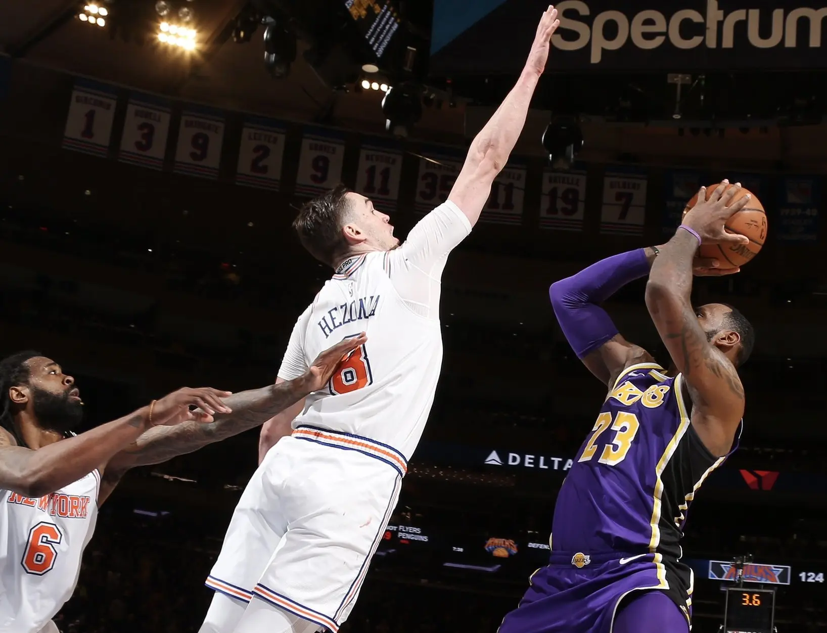 Hezonja dá toco em LeBron e garante vitória dos Knicks sobre os Lakers
