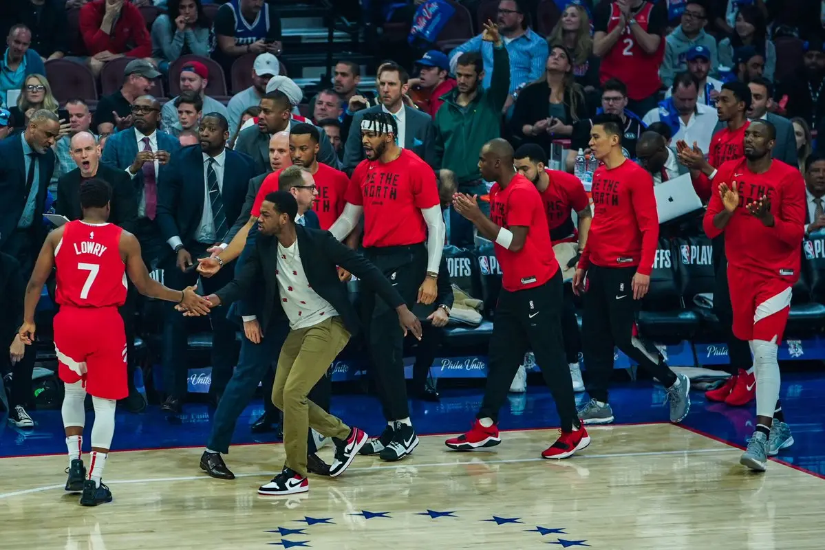 Toronto Raptors vence Philadelphia 76ers com bela atuação de Kawhi Leonard e empata série