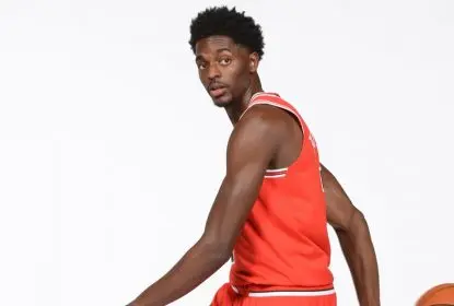 Justin Holiday assinará com os Mavericks após rescisão com os Rockets - The Playoffs