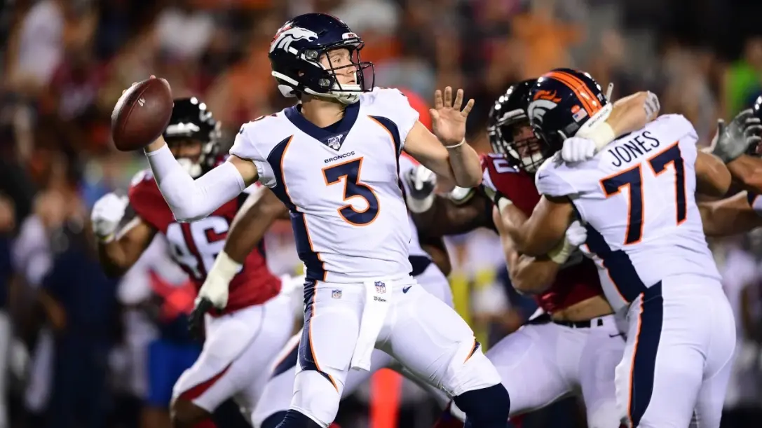 Drew Lock no jogo de abertura da pré-temporada da NFL entre Denver Broncos e Atlanta Falcons