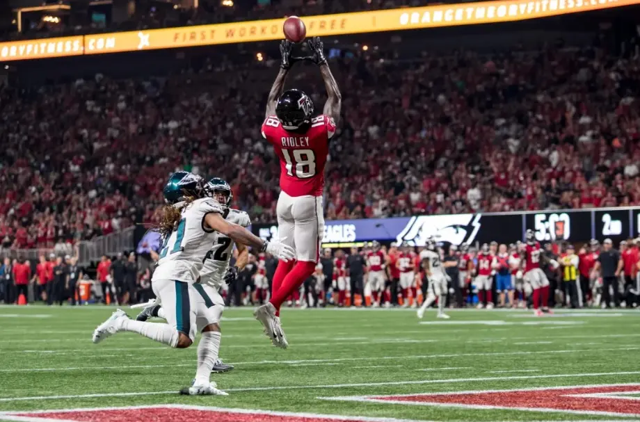 Calvin Ridley anota o touchdown pelo Atlanta Falcons contra o Philadelphia Eagles