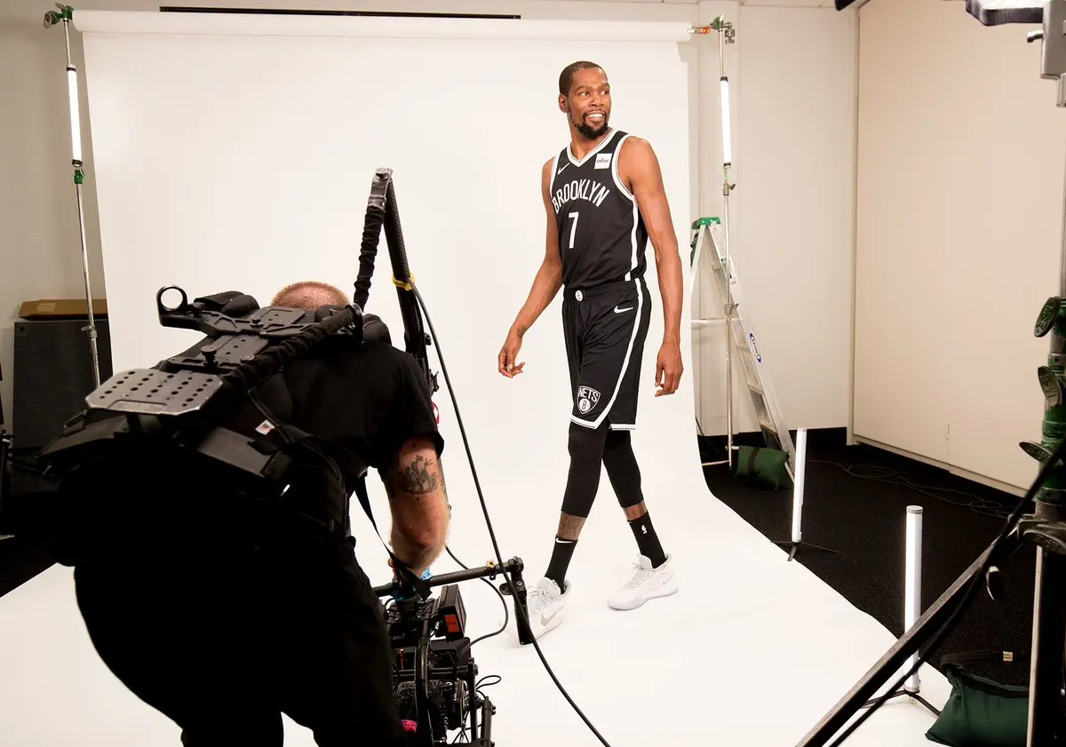 Kevin Durant veste pela primeira vez o uniforme do Brooklyn Nets