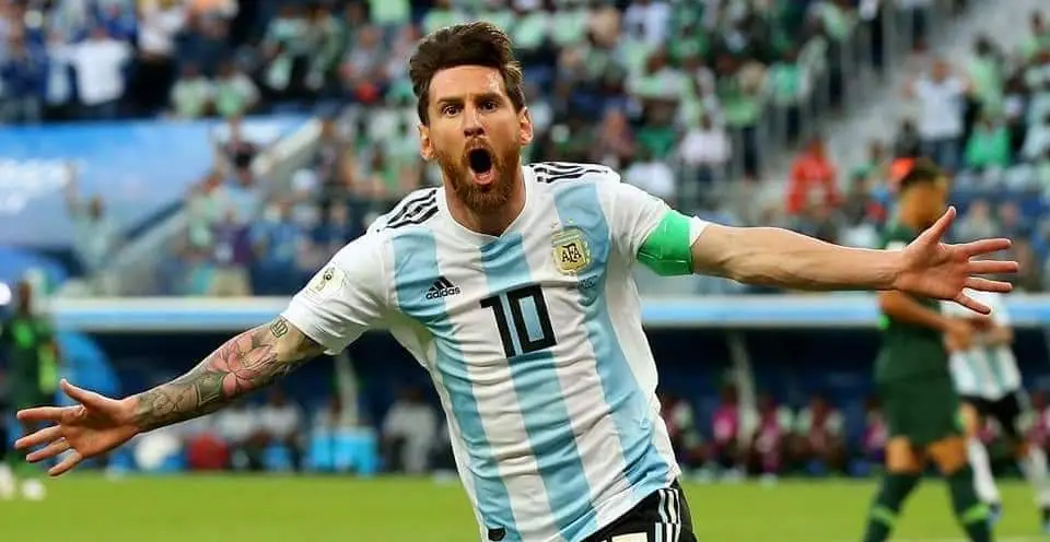 Lionel Messi comemora vitória da Argentina na Copa do Mundo de Basquete