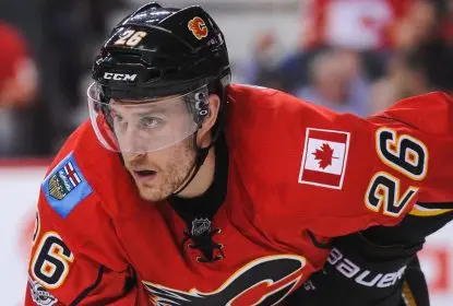 Calgary Flames assina novo contrato com Michael Stone - The Playoffs