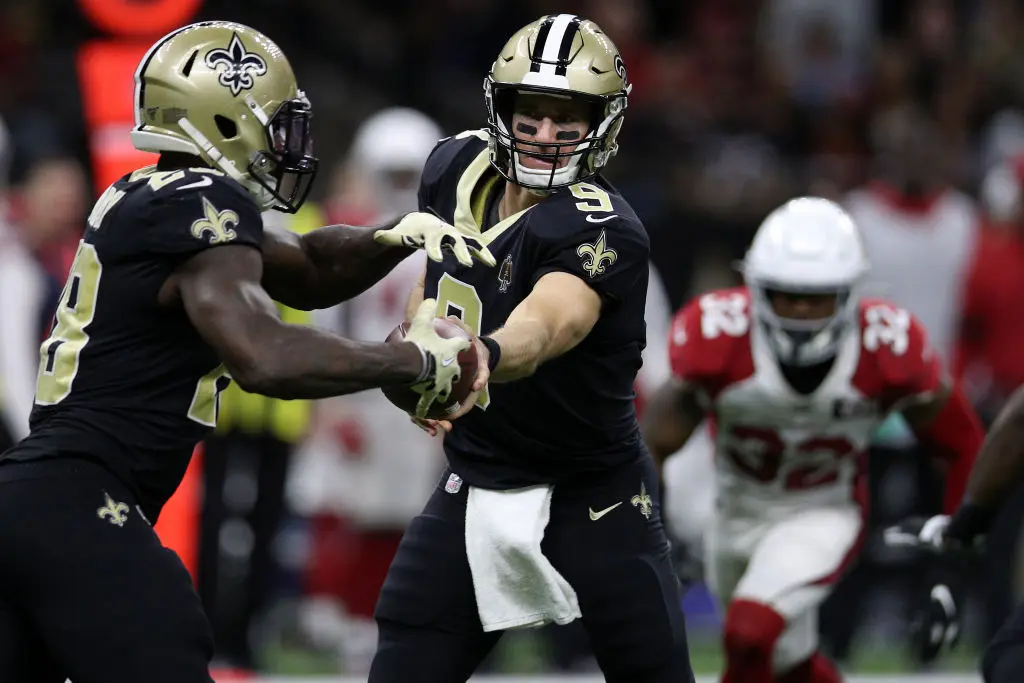 NEW ORLEANS, LOUISIANA - OCTOBER 27: Drew Brees #9 of the New Orleans Saints hands the ball off to Latavius Murray #28 during their NFL game against the Arizona Cardinals at Mercedes Benz Superdome on October 27, 2019 in New Orleans, Louisiana