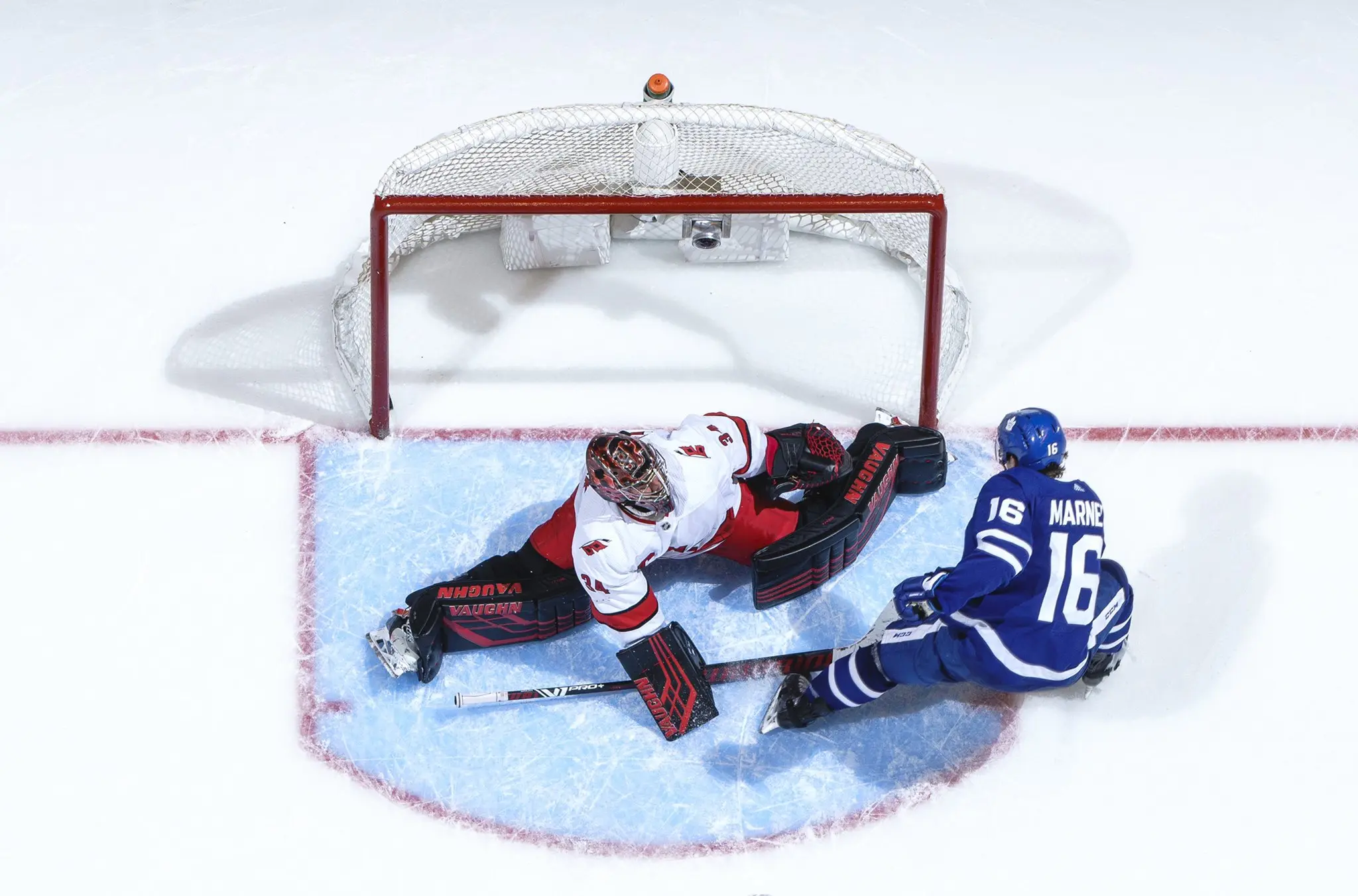 No último jogo antes do Natal, Maple Leafs derrotam Hurricanes