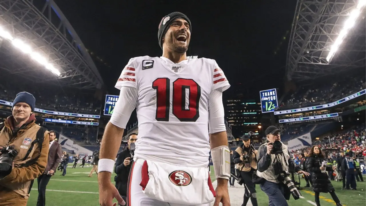 Quarterback do San Francisco 49ers Jimmy Garoppolo celebra vitória sobre o Seattle Seahawks pela semana 17 da NFL 2019