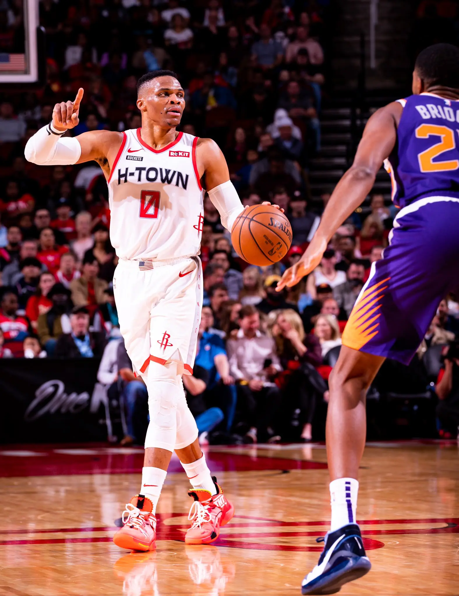 Harden e Westbrook tem boas atuações em vitória dos Rockets sobre os Suns