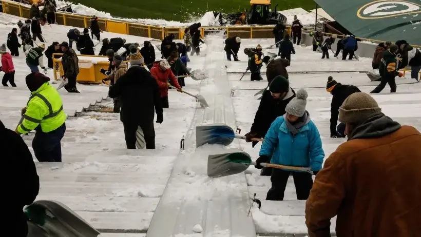 Green Bay Packers recrutam voluntários para retirar neve do Lambeau Field