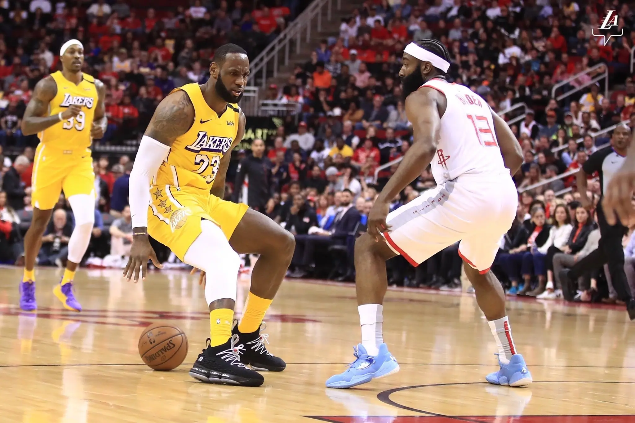 Lakers derrotam Rockets com LeBron James ovacionado pela torcida adversária