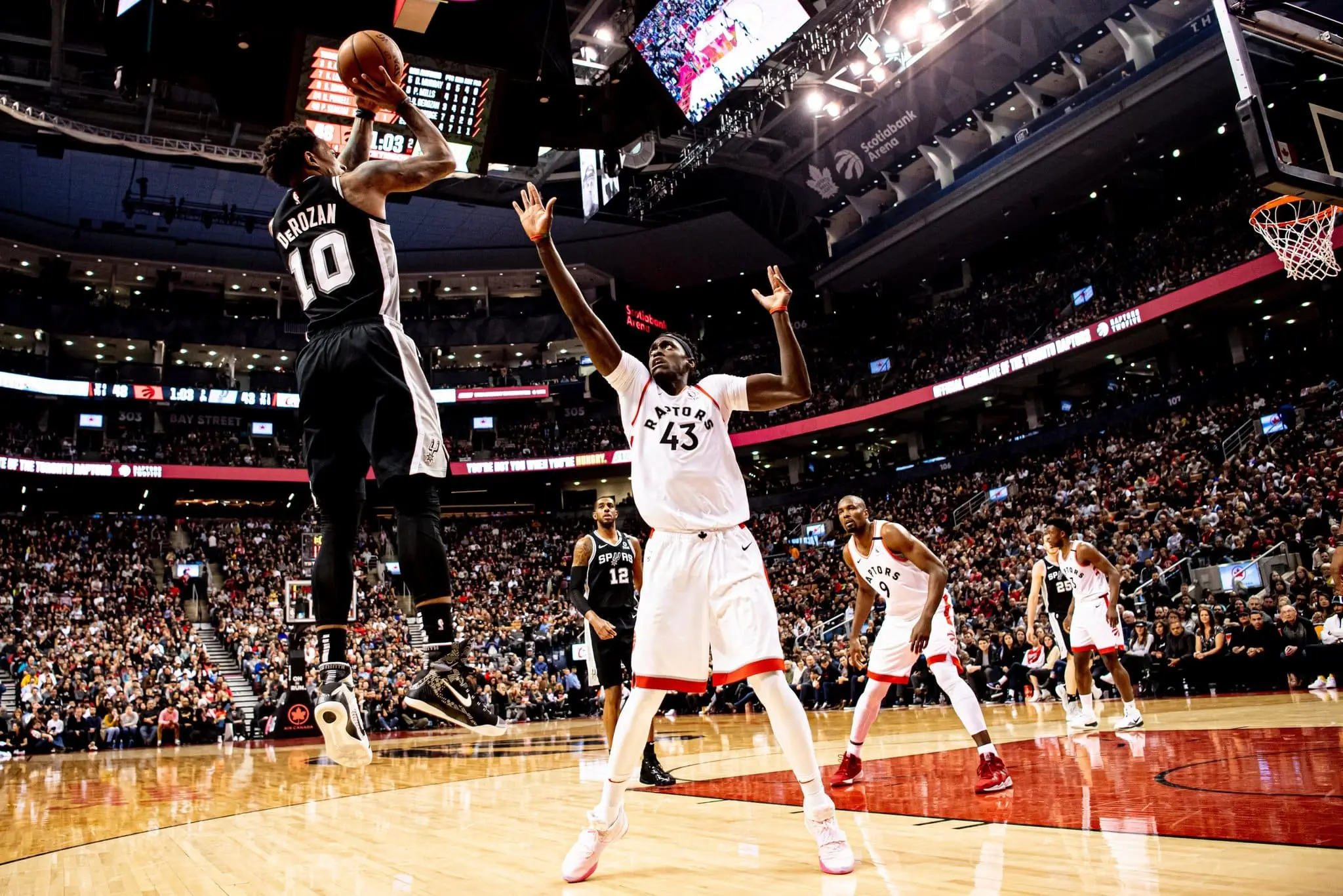 DeRozan lidera vitória dos Spurs sobre os Raptors